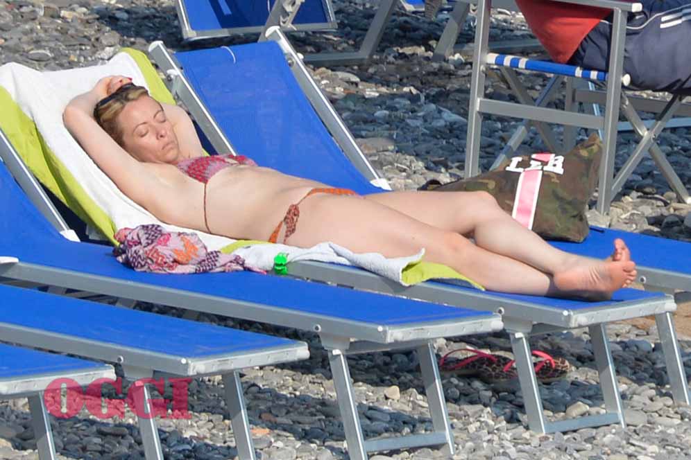 Giorgia Meloni in bikini
