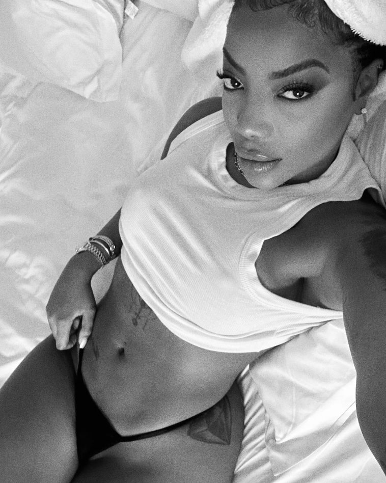 Ludmilla nua em fotos