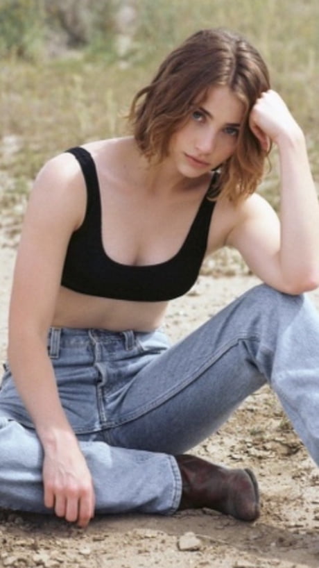 Emily Rudd nude