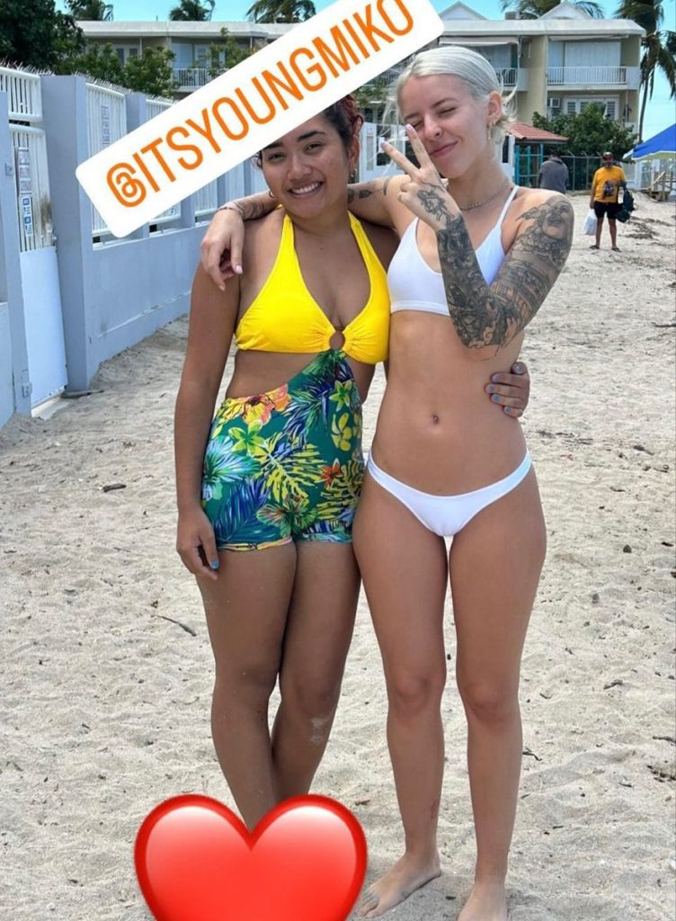 desnuda young miko