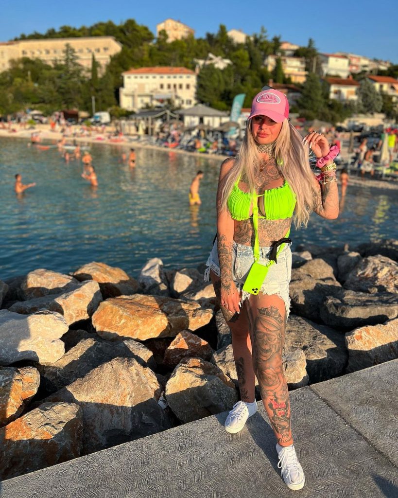 Inked Blondina sexy pics