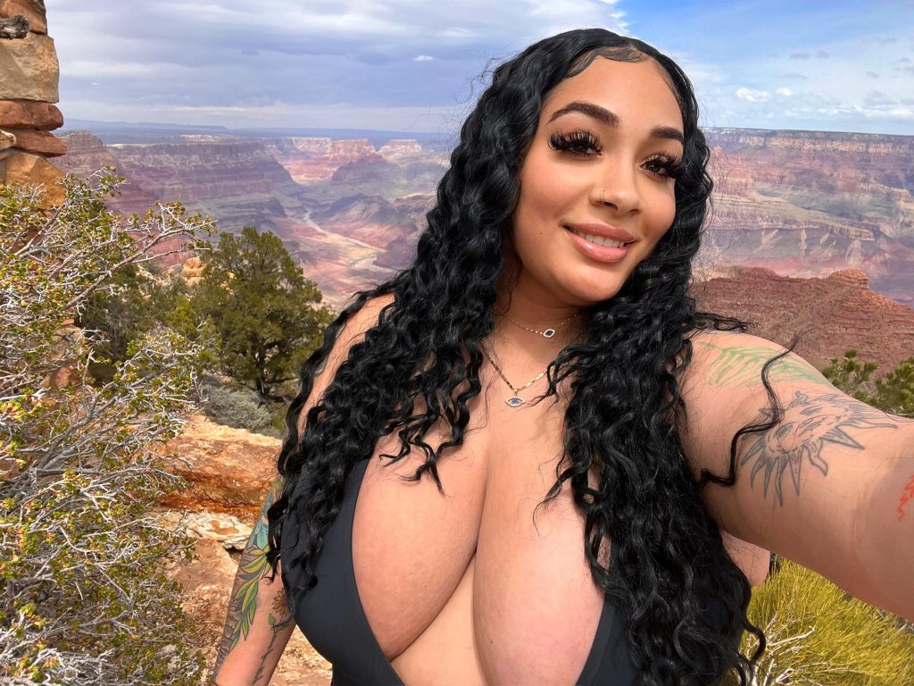 islandcuz huge boobs nude
